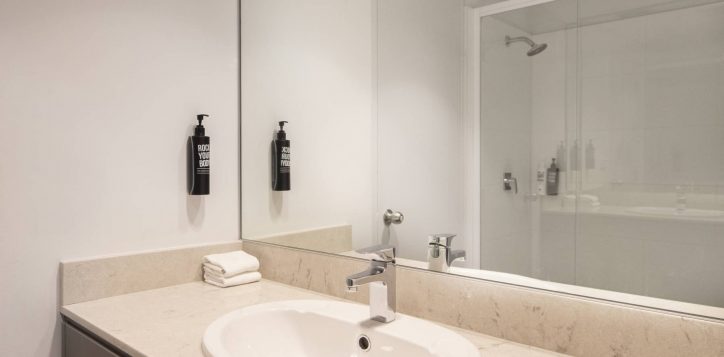 0038_ibis_styles_syd_central25thsepth2023-superior-room-bathroom-2-2