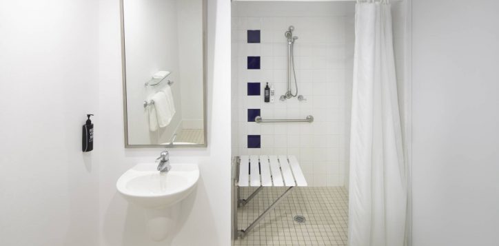 1110017_ibis_styles_syd_central25thsepth2023-accessible-bathroom-2